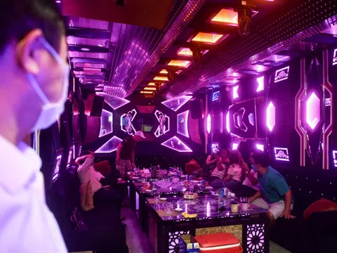 Người đàn ông phải đi cấp cứu vì hát karaoke quá hăng