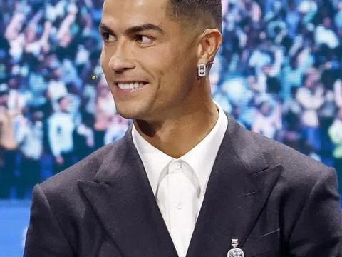 Ronaldo đeo trang sức đính kim cương