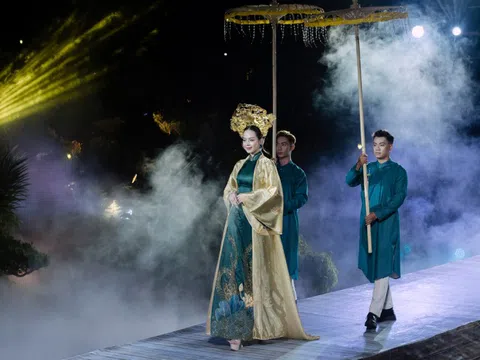 Hoa hậu Thanh Thủy diễn áo dài họa tiết phụng
