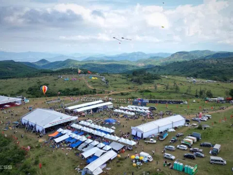 Hàng nghìn du khách lên cao nguyên La Vuông