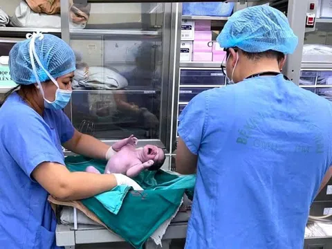 Bên trong Bệnh viện Bạch Mai khi bão Yagi quét qua Hà Nội