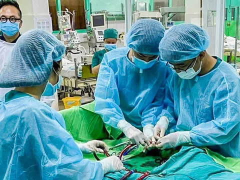 Bệnh viện Nhi đồng 2 hội chẩn cùng bác sĩ Úc cấp cứu bé gái bị sốc tim