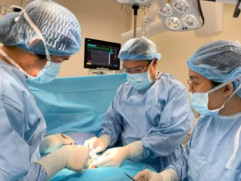Phẫu thuật thành công u quái khổng lồ ở dạ dày một trẻ sơ sinh