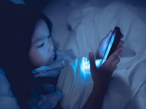 Mỗi phút tiếp xúc ánh sáng xanh phá hủy hàng triệu tế bào nhãn cầu