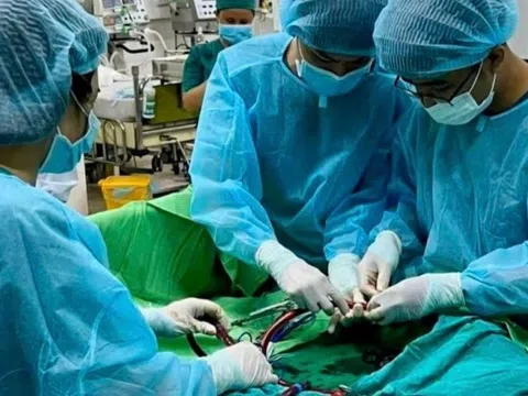 Em bé thường xuyên ọc sữa, nhập viện mới biết mắc bệnh cực hiếm