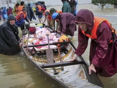 Ngoài mì tôm, có thể cứu trợ đồ ăn nào cho người dân vùng lũ