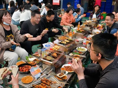 'Thủ phủ thịt nướng' Trung Quốc vẫn chật vật dù đông khách