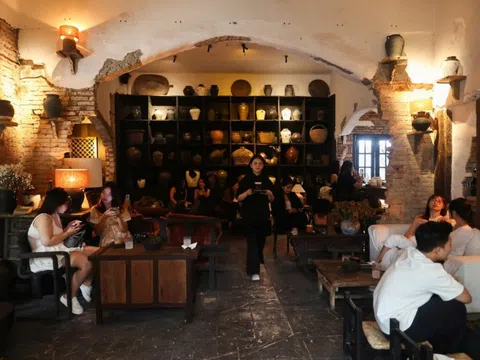 Quán cà phê trang trí hơn 500 đồ gốm hút khách ở TP HCM