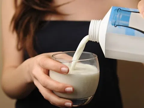 Vì sao uống sữa làm mụn trứng cá nặng hơn?