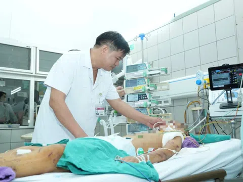 Bé gái trong vụ lũ quét Làng Nủ có dịch phổi đục ngầu, đầy bùn cát