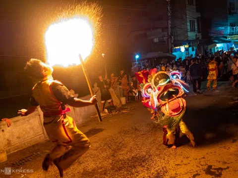 Múa lân, thổi lửa đêm Trung thu ở ngoại thành Hà Nội