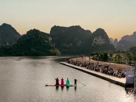 H'Hen Niê và đồng nghiệp đi bè mở màn show thời trang