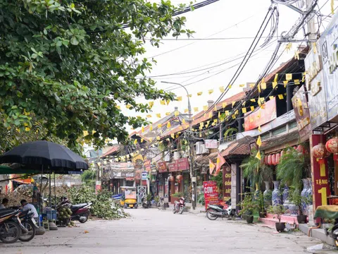Làng gốm Bát Tràng đón khách trở lại sau ngập lụt