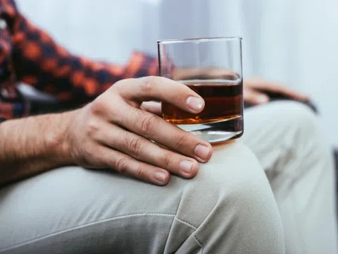 Co cứng toàn thân sau 2 ngày không ăn, chỉ uống rượu