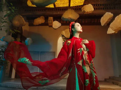 Áo dài 'Bách phụng cát tường' ở Festival Huế 2024