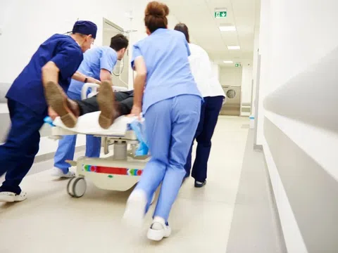 Người đàn ông bị lóc toàn bộ da vùng kín khi đang làm việc