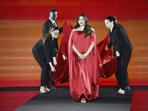'Hoa hậu đẹp nhất thế giới' catwalk ở Paris Fashion Week