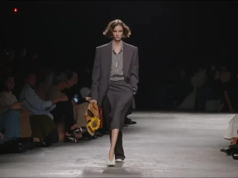 Bottega Veneta tung thiết kế nửa váy nửa quần