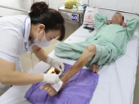 Lội nước dọn nhà sau bão, người đàn ông nhiễm khuẩn 'ăn thịt người'