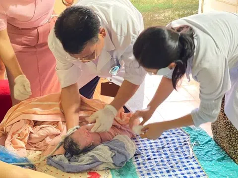 Cấp cứu thành công sản phụ đẻ rơi tại nhà