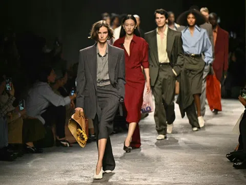 BST Bottega Veneta Xuân Hè 2025 gợi nhớ 'tủ đồ của bố mẹ'