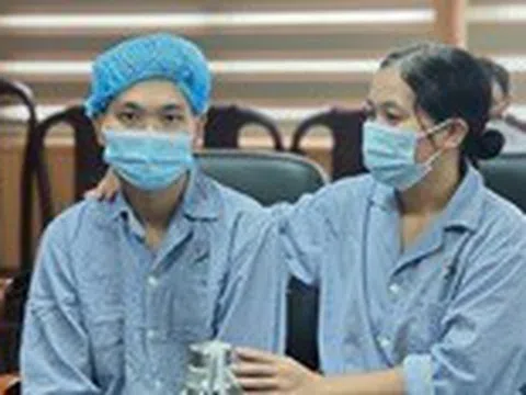 Hồi phục sau ca mổ ghép thận: ‘Mẹ đã sinh ra tôi thêm một lần nữa’