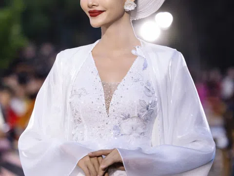 Hoàng Thùy diện áo dài chim phượng làm vedette