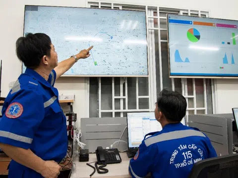 Giải cứu nữ du khách nước ngoài hoảng loạn vì mắc kẹt trong nhà vệ sinh