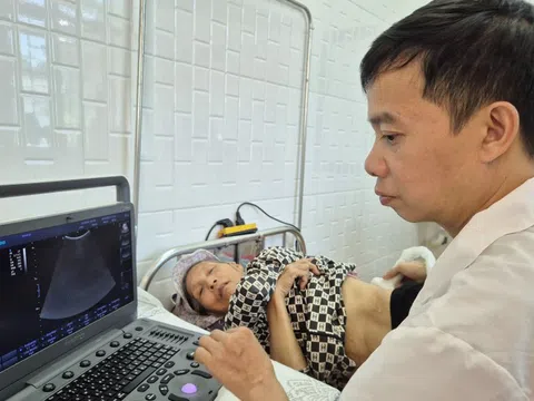 Khám bệnh, phát thuốc miễn phí cho hơn 1.000 người dân vùng bão lũ