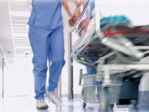 Bé trai mất hoàn toàn da vùng kín sau khi ngã xuống đầm tôm