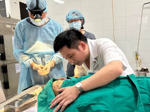 Rớt nước mắt bác sĩ ôm mẹ lần cuối sau khi hiến giác mạc mẹ