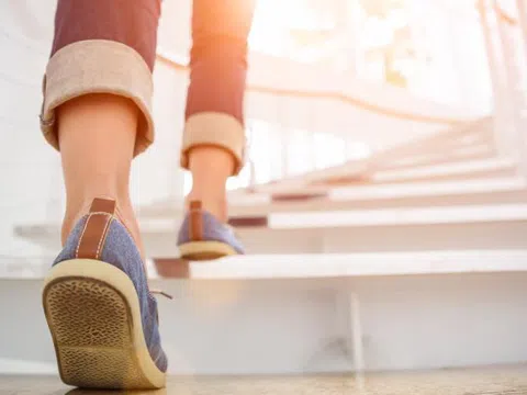 Leo cầu thang giảm cân nhanh hơn đi bộ gấp 20 lần