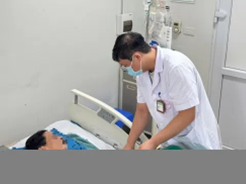 Gia đình 5 người nhập viện vì vi khuẩn lan theo nước lũ