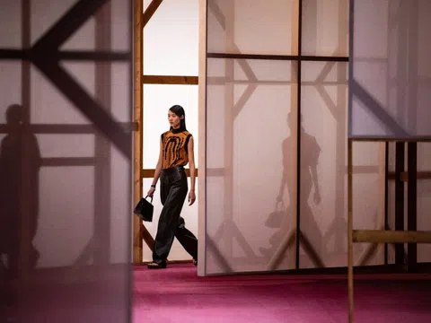 Hermès tôn vinh di sản chế tác da qua BST Xuân Hè 2025