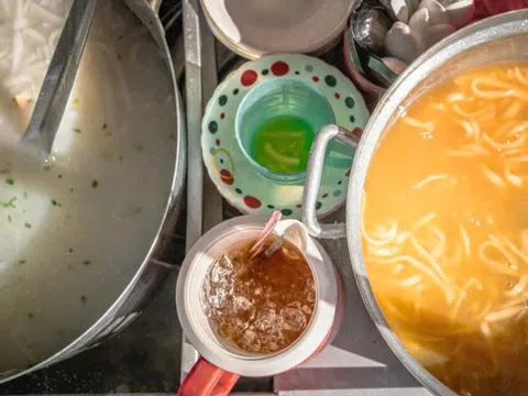 Xe bánh canh ngọt, mặn ngày bán 200 tô ở Châu Đốc