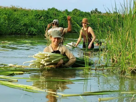 Chàng trai làm du lịch trải nghiệm hút khách nước ngoài ở Cà Mau