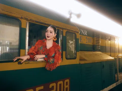 Giáng My tạo dáng ở ga Sài Gòn