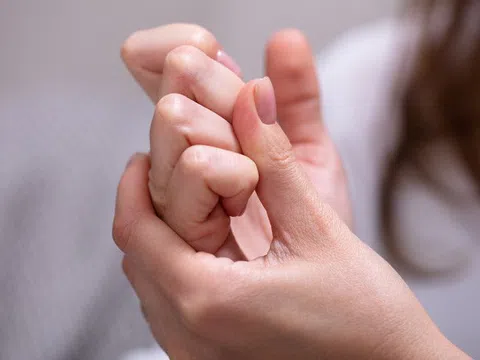 Bấm huyệt ở tay phòng trị được viêm khớp dạng thấp