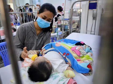 Vượt 100 km đến TP.HCM trong đêm vì con sốt 2 ngày đã tím tái