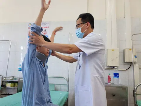 Đột ngột cứng cổ, đau đớn sau nhiều giờ xem điện thoại
