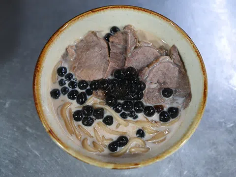 Mì bò trà sữa gây tranh cãi ở Hà Nội