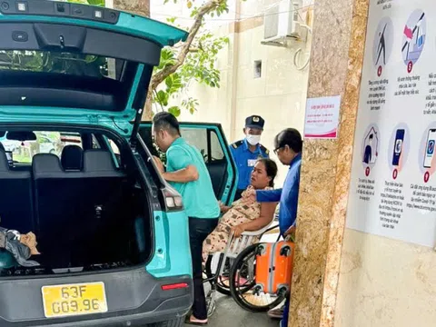 Cảnh sát giao thông dẫn đường đưa sản phụ đi cấp cứu