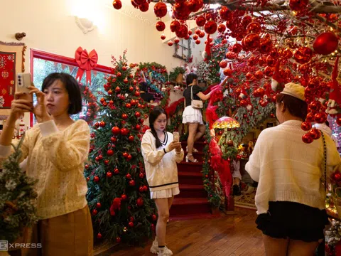 Quán cà phê Giáng sinh thu hút khách ở TP HCM