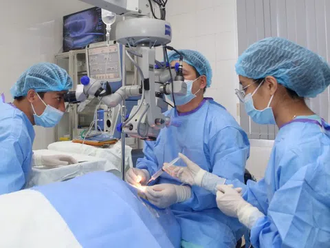 4 người mù tìm được ánh sáng nhờ giác mạc của 2 người hiến tạng