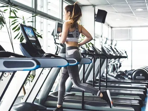 Chạy bộ trên máy hay ngoài trời hiệu quả hơn?