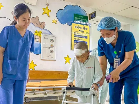 Bé trai 7 tuổi Làng Nủ xuất viện