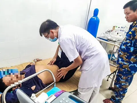 Quân y đảo Sinh Tồn cấp cứu ngư dân tiên lượng nặng, nguy cơ sốc nhiễm khuẩn