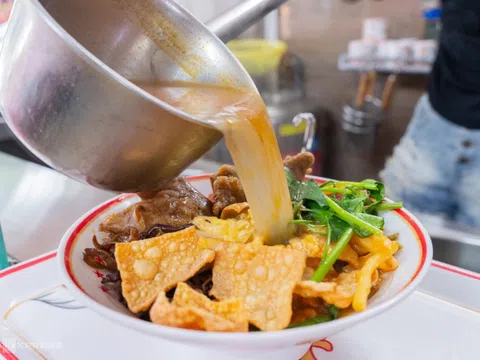 Bún ốc Liễu Châu 'nặng mùi' gây tò mò ở Hà Nội