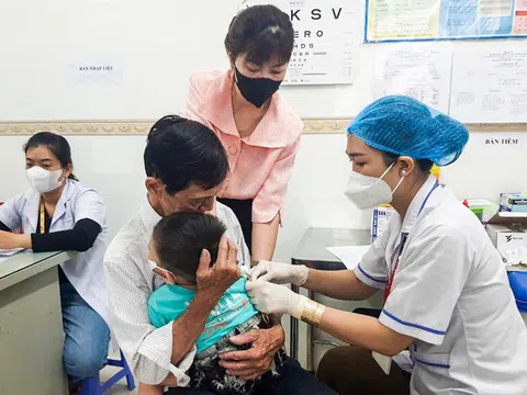 Bệnh sởi chưa hạ nhiệt, Cần Thơ tiếp tục tiêm vắc xin