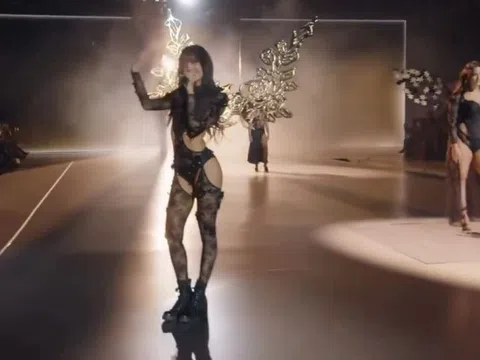 Lisa hát, trình diễn nội y